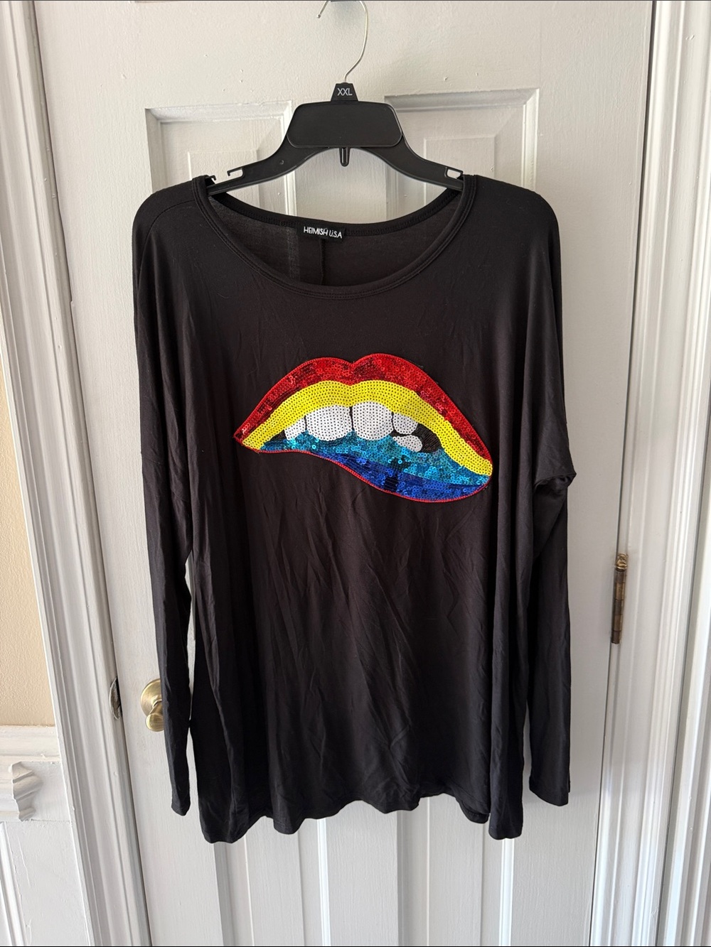 HEIMISH USA Black Long-Sleeve Sequin Lip Graphic Tee